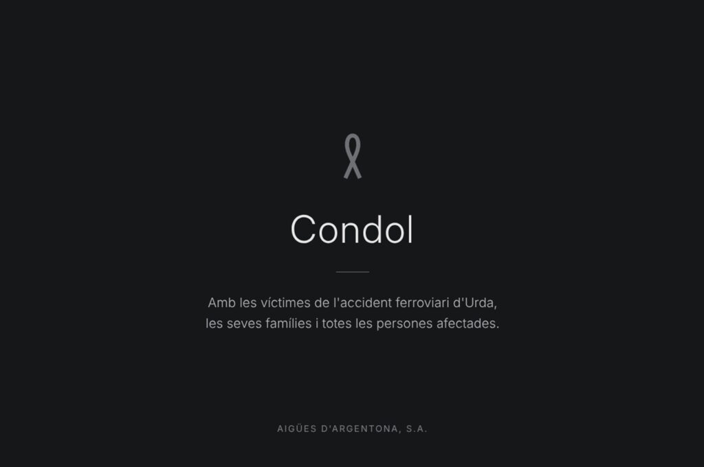 Llaç de dol amb el text “Condol” per les víctimes de l’accident ferroviari d’Urda